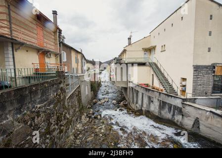 AX les termes, France : 2022 mars 14 : Rivière à Ax les Thermes lors d'un après-midi d'hiver en 2022. Banque D'Images