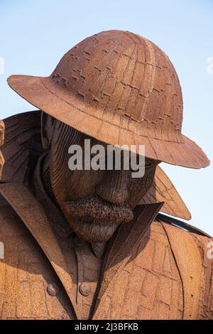 Tommy World War One, Soldier, Sculpture, Seaham, géant Odysseus, Magnifique hommage, guerre mondiale 1, statue étonnante, jardins commémoratifs, géant rouillé, WW1. Banque D'Images