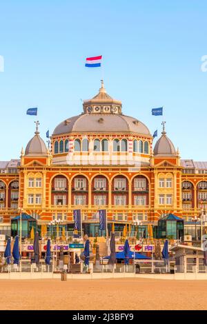 Scheveningen, pays-Bas - 7 avril 2016 : coucher de soleil sur la plage, Grand Hotel Amrath Kurhaus près de la Haye, Hollande Banque D'Images