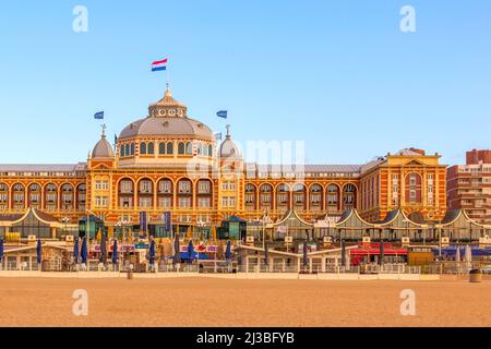 Scheveningen, pays-Bas - 7 avril 2016 : coucher de soleil sur la plage, Grand Hotel Amrath Kurhaus près de la Haye, Hollande Banque D'Images