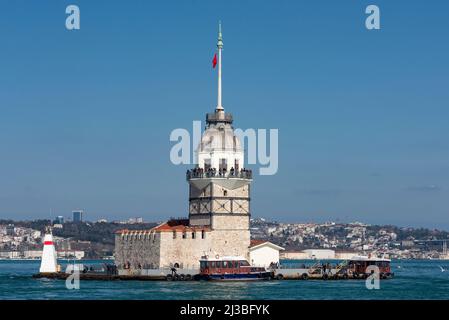 ISTANBUL, TURQUIE - SEPTEMBRE 13 : Tour de la jeune fille ou Kizkulesi situé au milieu de Bosporus, Istanbul 13 septembre 2014 en Turquie Banque D'Images