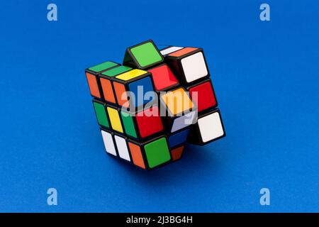 ISTANBUL, TURQUIE - 2 JUILLET 2021 : cube de Rubik sur fond bleu. Rubik's Cube inventé par un architecte hongrois Erno Rubik en 1974. Banque D'Images