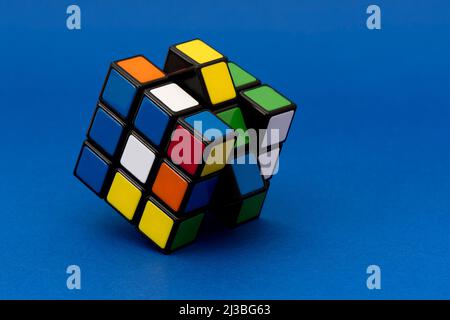 ISTANBUL, TURQUIE - 2 JUILLET 2021 : cube de Rubik sur fond bleu. Rubik's Cube inventé par un architecte hongrois Erno Rubik en 1974. Banque D'Images