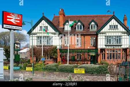 The Old Station Pub, Llandudno Junction, Conwy, Nord du pays de Galles. En face de la gare principale. Image prise fin mars 2022. Banque D'Images