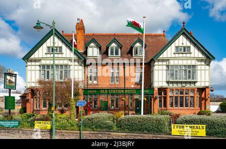 The Old Station Pub, Llandudno Junction, Conwy, Nord du pays de Galles. En face de la gare principale. Image prise fin mars 2022. Banque D'Images