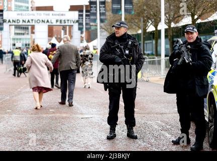 Des policiers armés patrouillent à l'entrée de l'hippodrome d'Aintree, à Liverpool. Date de la photo : jeudi 7 avril 2022. Banque D'Images