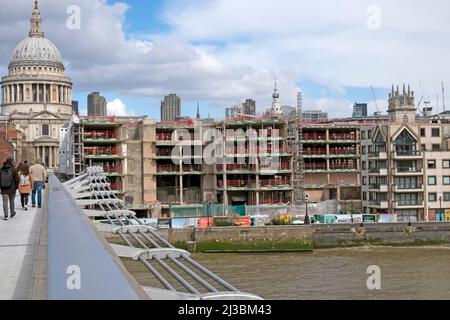 Un bâtiment de développement du pont du millénaire en construction sur le site riverain de la Tamise au printemps 2022 City of London UK Britain KATHY DEWITT Banque D'Images