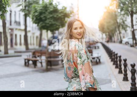 jeune femme souriante regardant la caméra. vue arrière. Banque D'Images