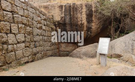 Vue sur Onake Obavvuna Kindi et les touristes se rendant dans la grotte, Elesuttina Kote ou Chitradurga fort, Karnataka, Inde Banque D'Images