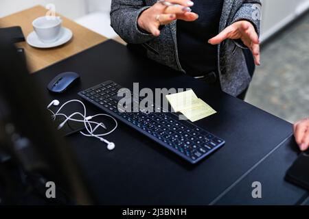 Clavier, souris et écouteurs sur le bureau Banque D'Images