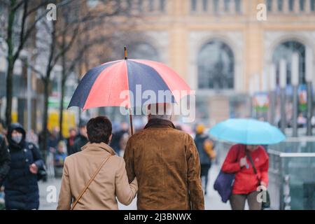 Hanovre, Allemagne. 07th avril 2022. Les passants passent à pied dans le centre-ville avec des parasols. Le Service météorologique allemand met en garde contre les orages, les orages et les fortes pluies. Crédit : OLE Spata/dpa/Alay Live News Banque D'Images