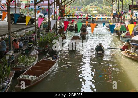 Les gens en bateau magasinent sur le marché agricole le long du canal Banque D'Images