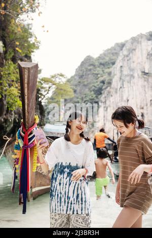 Souriante femme touristes debout dans le fleuve dans le canyon Banque D'Images