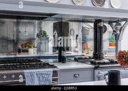 Des éclats de verre Foxed dans la cuisine rénovée de St Ives, Cornwall, Royaume-Uni Banque D'Images