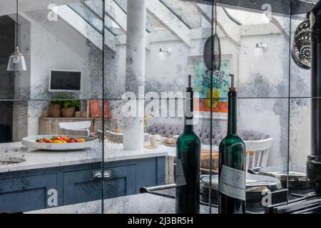 Bouteille verte avec friches en verre dans la cuisine rénovée de St Ives, Cornwall, Royaume-Uni Banque D'Images