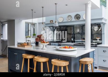 Pendantes en verre au-dessus de l'île de cuisine avec des éclats de verre renflé dans la cuisine rénovée de St Ives, Cornwall, Royaume-Uni Banque D'Images