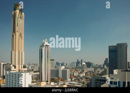 Paysage urbain avec gratte-ciel contre ciel bleu Banque D'Images