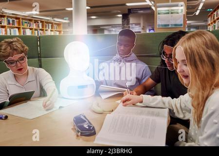 Étudiants étudiant en bibliothèque avec un assistant vocal robotique Banque D'Images