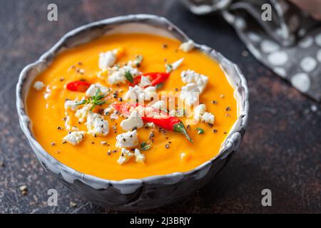 Soupe de citrouille et de carottes rôtie avec feta et piment Banque D'Images