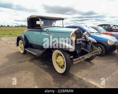 Ancien modèle de Ford cyan Un roadster coupé vers 1930 stationné sur une piste d'atterrissage. Vue avant droite. Salon automobile classique CADEAA MNA 2022. Banque D'Images