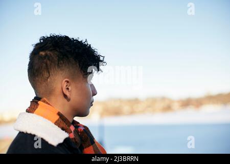 Teenage boy looking away Banque D'Images