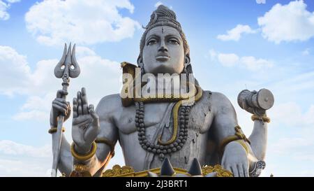 Vue rapprochée de l'avant de Worlds deuxième plus grande statue de Lord Shiva de 130ft High, Murudeshwara, Uttara Kannada, Karnataka, Inde Banque D'Images
