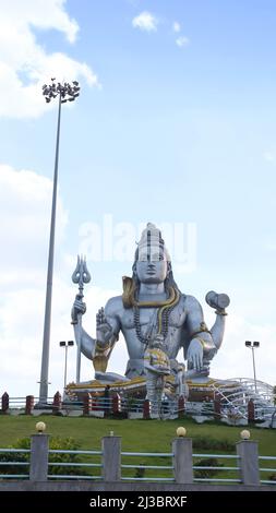 Vue de face des mondes deuxième plus grande statue de Lord Shiva de 130ft High, Murudeshwara, Uttara Kannada, Karnataka, Inde Banque D'Images