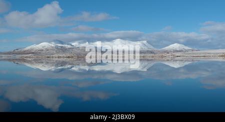 Reflet parfait de Ben Loyal dans le Loch Syre, Sutherland Banque D'Images