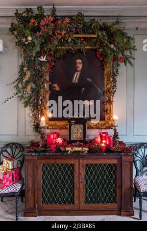 Guirlande élaborée sur un portrait du 18th siècle aux chandelles dans un manoir rénové classé Grade II, Cambridgeshire, Angleterre, Royaume-Uni Banque D'Images