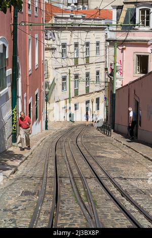 Funiculaire dans une rue escarpée de la vieille ville de Lisbonne, Portugal. Banque D'Images