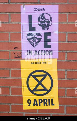 Southend on Sea, Essex, Royaume-Uni. 7th avril 2022. Des affiches sont apparues sur les murs pour annoncer la prochaine action de la rébellion de l'extinction pour protester contre le changement climatique. Une résistance civile est prévue à Londres du 9th au 17th avril, avec une grande manifestation à Hyde Park le premier jour. Le groupe prévoit de provoquer des perturbations dans la ville pour mettre en lumière les problèmes tels que les combustibles fossiles Banque D'Images