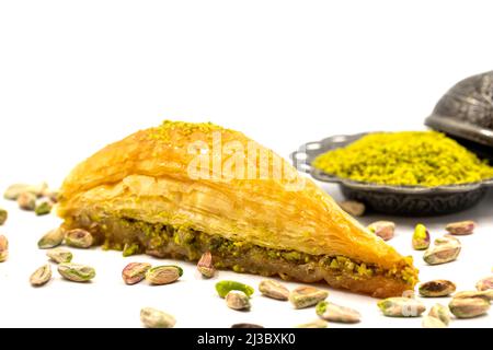 Tranche de carotte baklava sur fond blanc. Spécialités méditerranéennes traditionnelles. Pistache en gros plan. Nom local havuc dilim baklava Banque D'Images