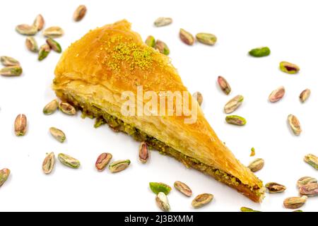 Tranche de carotte baklava sur fond blanc. Spécialités méditerranéennes traditionnelles. Pistache en gros plan. Nom local havuc dilim baklava Banque D'Images