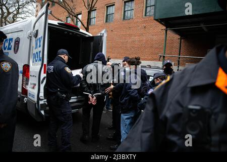 New York, États-Unis. 06th avril 2022. Les résidents d'un campement pour sans-abri adjacent au parc Tompkins Square ont été arrêtés, ainsi que plusieurs autres membres de la communauté et militants, après que les responsables du NYPD et le DSNY ont demandé qu'ils retirent leurs tentes de 9th Street et de l'avenue B à New York City, NY, le 6 avril 2022. (Photo de Karla coté/Sipa USA) crédit: SIPA USA/Alay Live News Banque D'Images