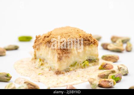 Baklava froide sur fond blanc. Le baklava froid préparé avec du lait et de la pistache est très populaire. Cuisine méditerranéenne traditionnelle. Fermer Banque D'Images