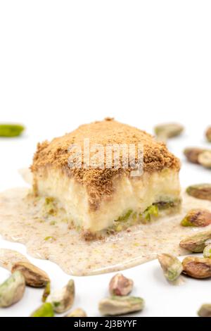 Baklava froide sur fond blanc. Le baklava froid préparé avec du lait et de la pistache est très populaire. Cuisine méditerranéenne traditionnelle. Fermer Banque D'Images