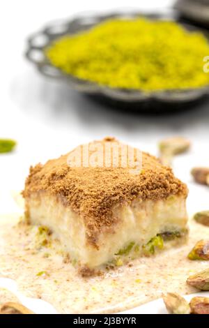 Baklava froide sur fond blanc. Le baklava froid préparé avec du lait et de la pistache est très populaire. Cuisine méditerranéenne traditionnelle. Fermer Banque D'Images