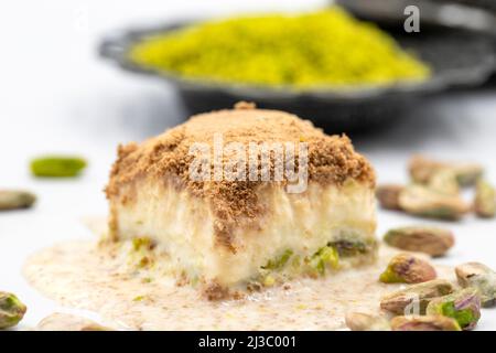 Baklava froide sur fond blanc. Le baklava froid préparé avec du lait et de la pistache est très populaire. Cuisine méditerranéenne traditionnelle. Fermer Banque D'Images