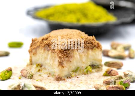 Baklava froide sur fond blanc. Le baklava froid préparé avec du lait et de la pistache est très populaire. Cuisine méditerranéenne traditionnelle. Fermer Banque D'Images