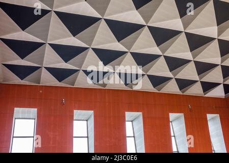 La pyramide spectaculaire comme, plafond géométrique à l'intérieur du Castlegate Center, Stockton on Tees, Angleterre, Royaume-Uni Banque D'Images