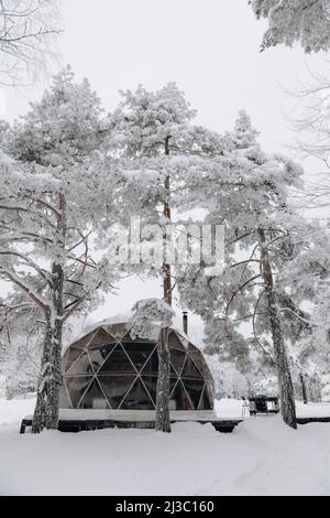 Zone de glamping avec tente dôme en plein air enneigé. Banque D'Images