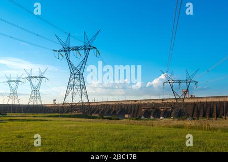 Lignes électriques sortant d'un barrage d'Itaipu, État de Parana, Brésil Banque D'Images