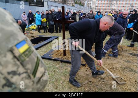 Lviv, Ukraine. 06th avril 2022. Les gens couvrent les tombes des soldats avec du sol lors de la cérémonie funéraire de 3 soldats ukrainiens. Service funéraire de trois soldats ukrainiens, Liubomyr Gudzelyak, le sergent Vyacheslav Ubiyvovk et Ruslan Koval, tués par les forces russes dans le cadre de l'invasion de l'Ukraine par la Russie. (Photo de Mykola TYS/SOPA Images/Sipa USA) crédit: SIPA USA/Alay Live News Banque D'Images