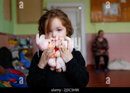 Non exclusif: RÉGION DE ZAKARPATTIA, UKRAINE - 06 AVRIL 2022 - Une fille câlins jouet lapins. Une école dans la ville de Perechyn est le foyer de 118 internes disp Banque D'Images