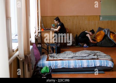 Non exclusif: RÉGION DE ZAKARPATTIA, UKRAINE - 06 AVRIL 2022 - Daria Yaremchuk et son ami Kateryna Razgon de la région de Donetsk écouter en ligne Banque D'Images