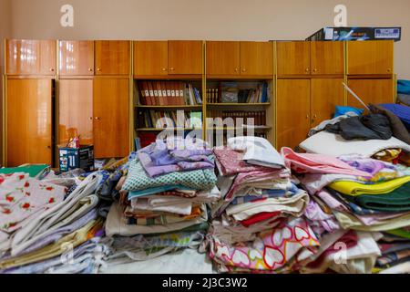 Non exclusif: RÉGION DE ZAKARPATTIA, UKRAINE - 06 AVRIL 2022 - l'aide humanitaire est stockée au bureau du directeur. Une école dans la ville de Perechyn i Banque D'Images