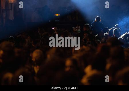 06 avril 2022, Hessen, Francfort-sur-le-main : les gens dansent pendant un concert. Photo: Sebastian Gollnow/dpa Banque D'Images