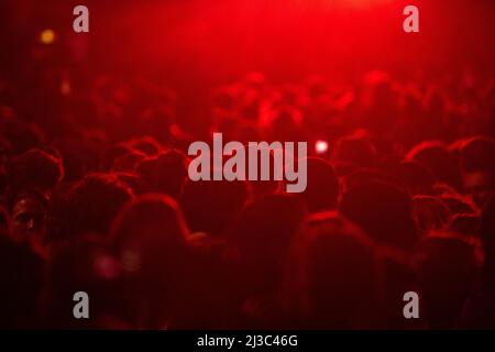 06 avril 2022, Hessen, Francfort-sur-le-main : les gens dansent pendant un concert. Photo: Sebastian Gollnow/dpa Banque D'Images