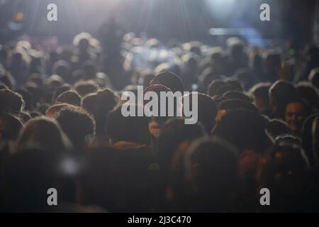 06 avril 2022, Hessen, Francfort-sur-le-main : les gens dansent pendant un concert. Photo: Sebastian Gollnow/dpa Banque D'Images