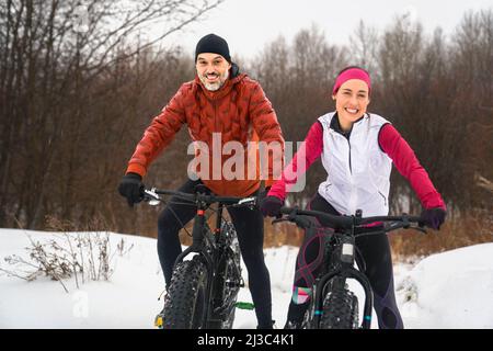 Couple Mountain Motos sur Fat Bikes en hiver Banque D'Images